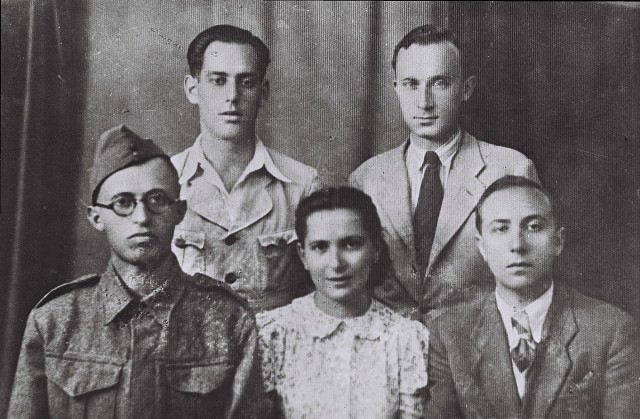 Menachem Begin (pierwszy z lewej) w polskim mundurze, z żoną i przyjaciółmi