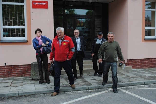 Jacek Nowak (z lewej) i Józef Kujawa    (z prawej) wychodząc wczoraj po rozprawie z sądu nie podali sobie ręki