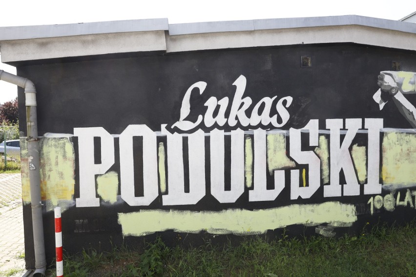 Mural z Lukasem Podolskim zmienia się z godziny na godzinę....