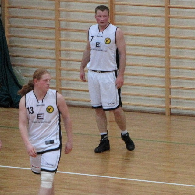 Tym razem koledzy odciążyli trochę Piotra Barszcza od zdobywania punktów. 11 oczek zdobył m. in. Paweł Skarpetowski (z prawej).