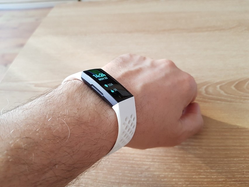 Inteligentna opaska Charge 3 Special Edition, czyli kolejna propozycja Fitbit dla aktywnych. Test, recenzja