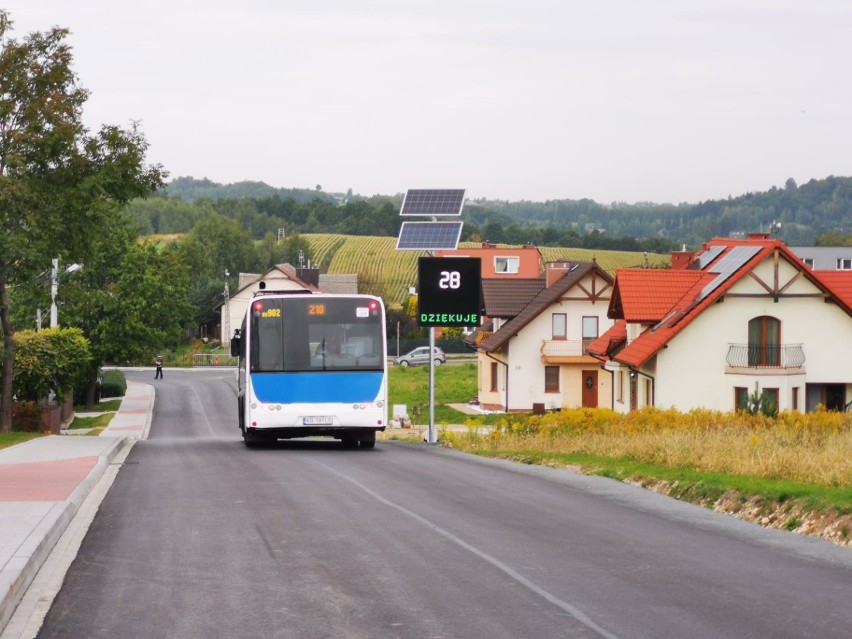 Zmodernizowana droga powiatowa w gminie Wielka Wieś. Wymienili nawierzchnię, wybudowali chodnik i oświetlenie