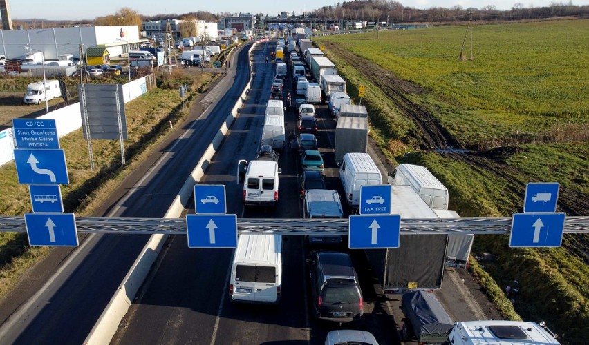 Wzmożony ruch przed polsko-ukraińskim przejściem granicznym w Medyce. Mieszkańcy narzekają na problem z dojazdem do domów [ZDJĘCIA, WIDEO]