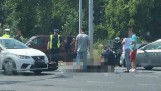 Wypadek skutera i samochodu tesla w Katowicach. Kierowca uciekł. Motorowerzysta w ciężkim stanie