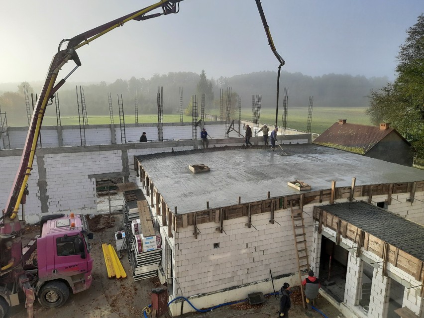 W Dzierzkówku Starym w gminie Skaryszew trwa budowa hali sportowej przy szkole [ZDJĘCIA]