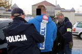 Policjanci z Brzegu zatrzymali 33-latka. Mężczyzna prowadził samochód mimo cofniętych uprawnień, a dodatkowo miał przy sobie narkotyki