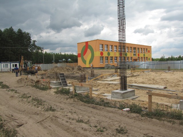 Przy szkole w Ludwikowie na terenie gminy Jedlińsk już widać zarys sali gimnastycznej. Inwestycja ma kosztować 3,5 miliona złotych i ma służyć nie tylko uczniom, ale i mieszkańcom.