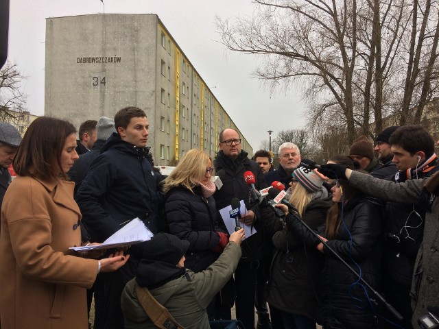 Specjalną konferencję prasową zorganizowano wśród bloków przy dotychczasowej ul. Dąbrowszczaków, której nazwę po dekomunizacji zmieniono na ul. prezydenta Lecha Kaczyńskiego.