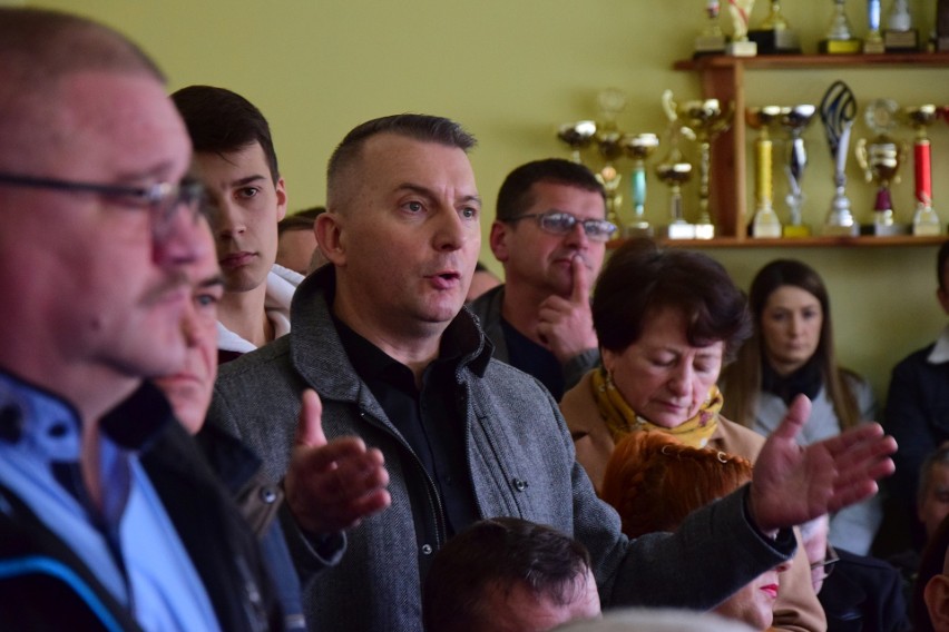 Mieszkańcy osiedla Mokrzyszów w Tarnobrzegu żądają wstrzymania budowy masztu telefonii komórkowej. Padło wiele zarzutów. Zdjęcia, wideo  