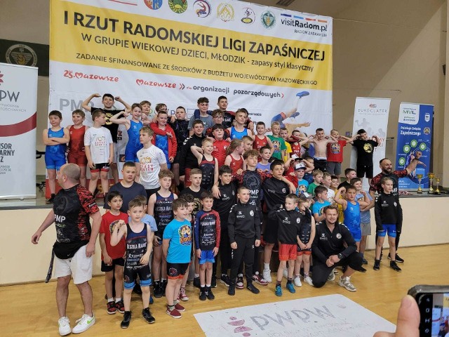 Medaliści Olimpijczyka wraz z trenerami, po turnieju rozegranym w Radomiu
