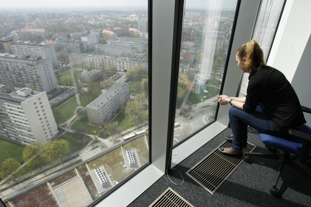 Kupując mieszkanie na ostatnim piętrze w dobrze położonym, wysokim budynku, mamy gwarancję pięknego widoku z okna