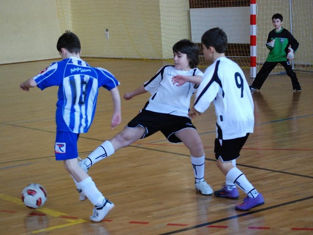 Maciej Kuk (Strugaczki) oraz Sebastian Kocór (Strugaczki ) próbują odebrać piłkę zawodnikowi Stali Rzeszów. 