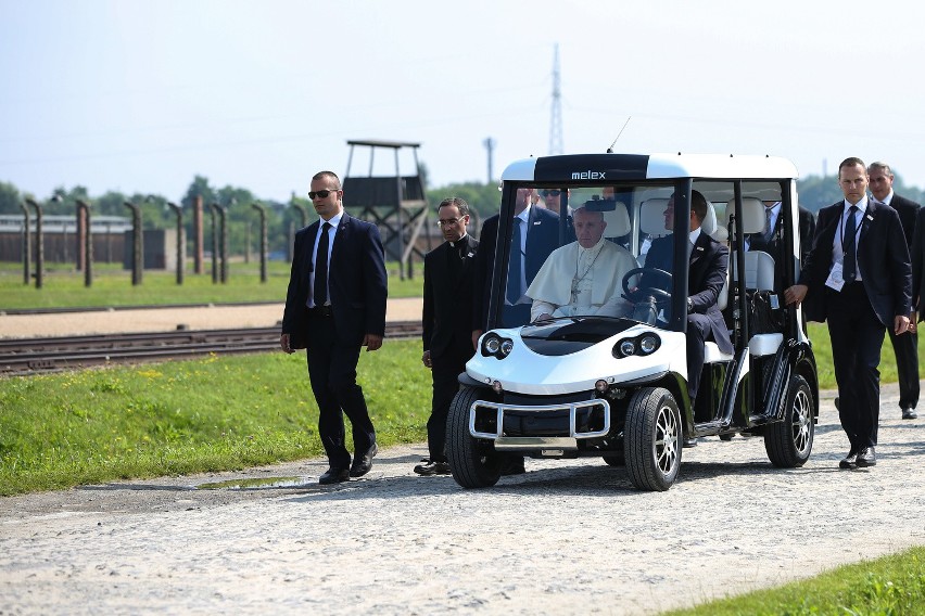 Papież Franciszek w Auschwitz: Panie, przebacz tyle okrucieństwa [ZDJĘCIA, WIDEO]