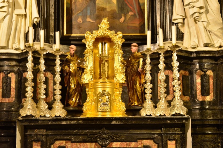 Na ołtarzu można już zobaczyć zrekonstruowane tabernakulum