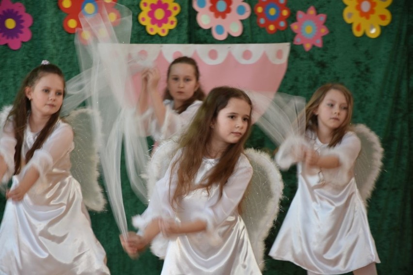 Taniec aniołków podczas przedstawienia w Raczycach
