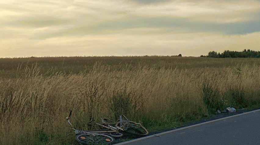 Potrącenie rowerzysty na drodze krajowej 43 w powiecie wieluńskim. Obaj kierowcy byli pod wpływem alkoholu