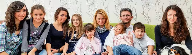 Rodzina Tarnawskich (bez najstarszego syna): Natalia, Helenka, Ala, Wiktoria, Emilia, Joanna (mama), Róża, Mariusz (tata), Jaś i Julka