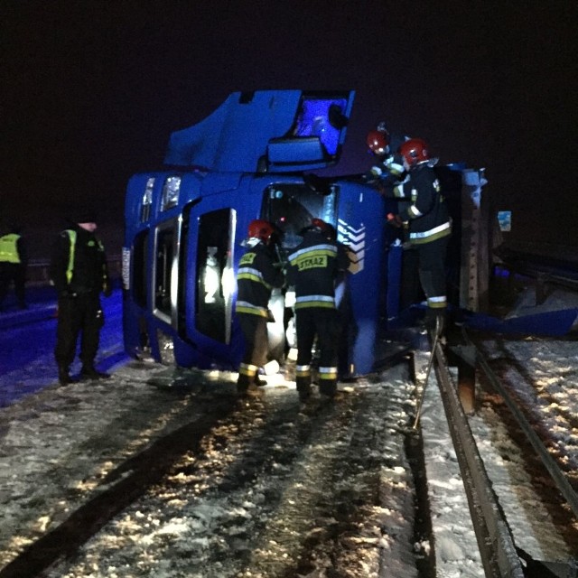 Około godziny 5 na autostradzie A6 doszło do wywrotki TIR-a. Stało się to między miejscowościami Klucz i Kołbaskowo.