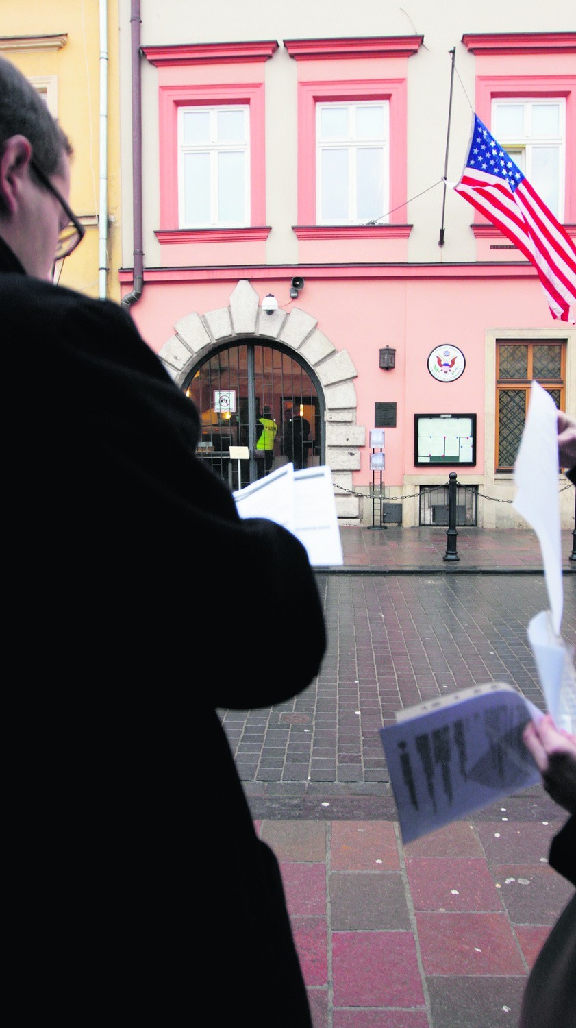 Kraków: pierwszy krok po wizę do USA? Czekanie na Stolarskiej