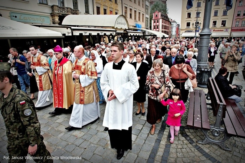 Przez Wrocław przeszła procesja z relikwiami św. Doroty i św. Stanisława (ZDJĘCIA)