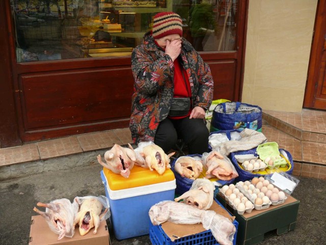 Kobieta sprzedająca świeży drób na targu w Stalowej Woli.