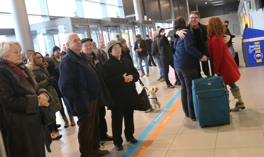 Polac powracający na święta na lotnisku w Pyrzowicach