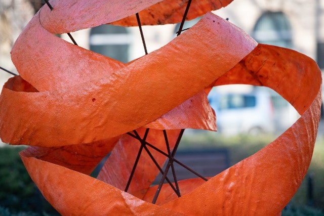 Niezwykła rzeźba pojawiła się na placu Cyryla Ratajskiego w Poznaniu. Co przedstawia? Jak się tu znalazła?Czytaj dalej i zobacz zdjęcia --->