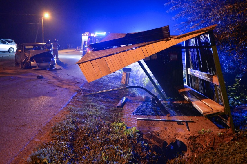 Wypadek w Buszkowicach. Kierujący volkswagenem passatem uderzył w przystanek autobusowy [ZDJĘCIA]