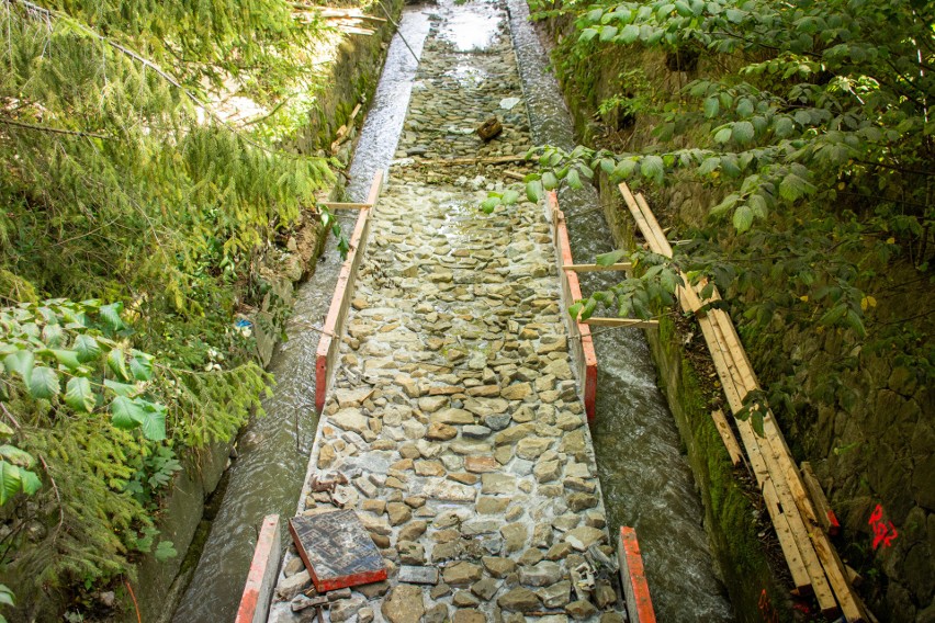 Prace remontowe w korycie potoku Młyniska w Zakopanem