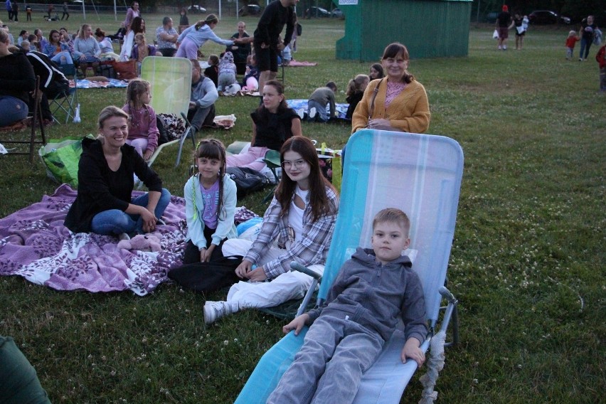 Kolejne "Kino na trawie" w Przytyku. Na filmowym spotkaniu pojawiło się wiele osób. Zobacz zdjęcia