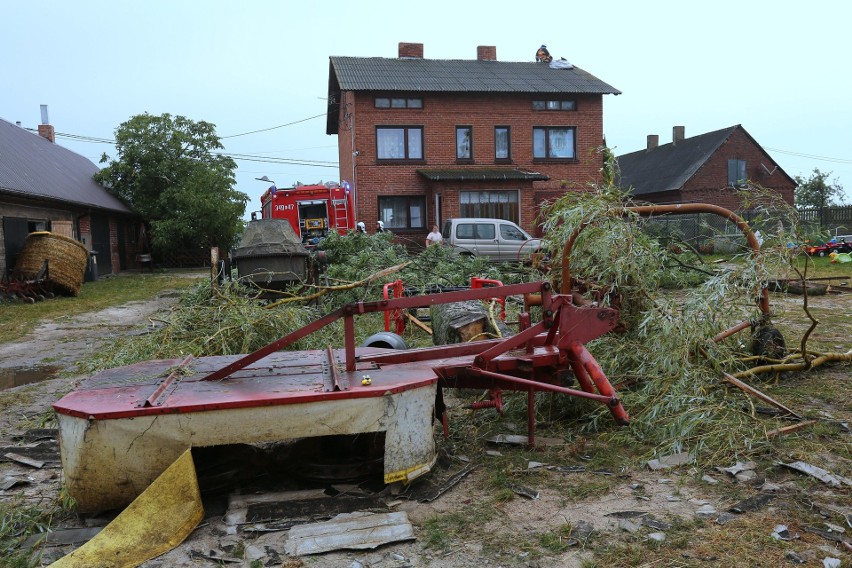 Burza w Łodzi. Nawałnica nad Łodzią. Powalone drzewa, gałęzie na drogach, zalane ulice [ZDJĘCIA]