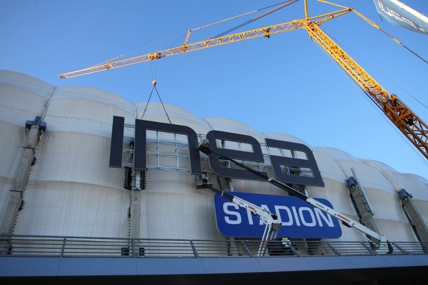 INEA Stadion: Trwa montaż 10-tonowego napisu na elewacji