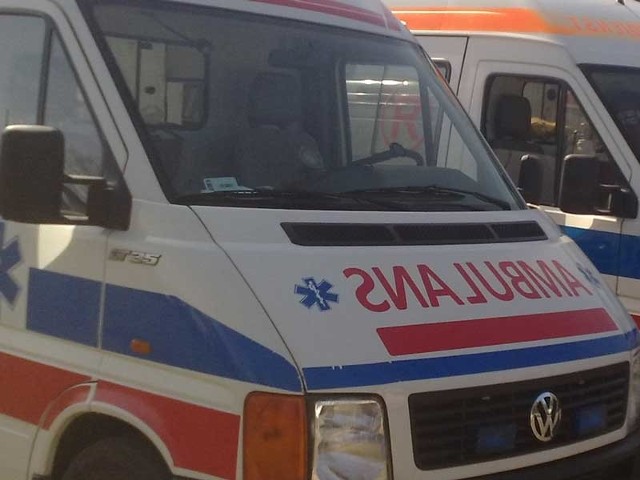 83-letni mieszkaniec Koszalina został dziś popołudniu potrącony na przejściu dla pieszych przez karetkę pogotowia. Poszkodowany jest w szpitalu.