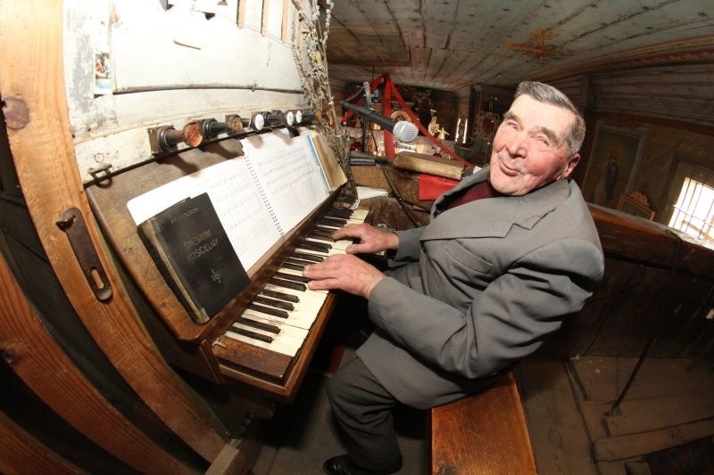 Najstarszy organista w Polsce gra w Świętokrzyskiem! Zobacz niezwykłe zdjęcia, przeczytaj filmową historię 