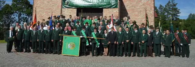 Uczestnicy myśliwskiego jubileuszu przed kościołem w Pstroszycach