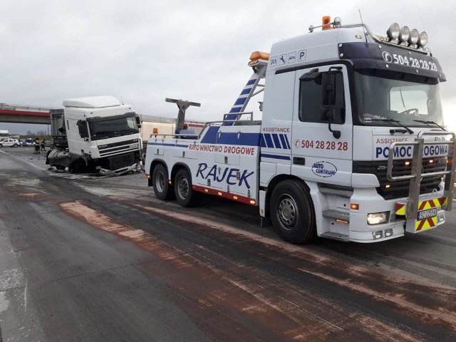 Do groźnej kolizji doszło na autostradzie A1 pod Częstochową Przesuwaj zdjęcia w prawo - naciśnij strzałkę lub przycisk NASTĘPNE