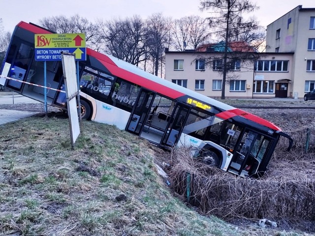 Autobus wypadł z drogi i zawisł na skarpie