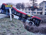 Wypadek autobusu w Czechowicach-Dziedzicach. Wypadł z drogi i zawisł na skarpie