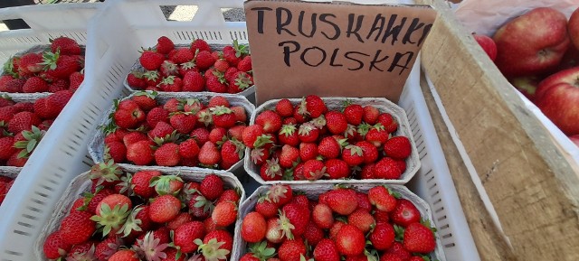 Pyszne ogórki, pomidory, a także długo wyczekiwane truskawki i borówki można było kupić w niedzielę 15 maja na giełdzie w Miedzianej w Górze. Jakie były ceny? Sprawdź na kolejnych zdjęciach>>>