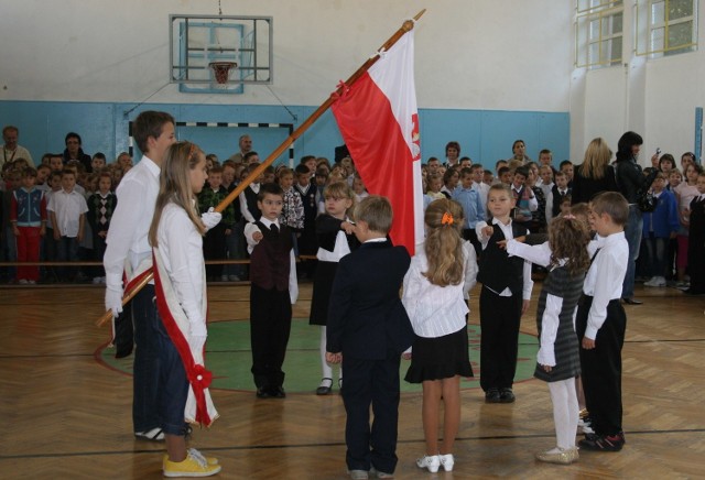 Ślubowanie uczniów klas pierwszych w szkole Podstawowej w Czaplinku.