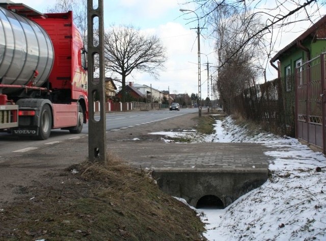 Byliśmy na Stacyjnej dwa dni po interwencji czytelniczki, poziom wody w rowie wydatnie się obniżył