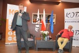 Tomasz Piątek, autor książek o Macierewiczu i Morawieckim, na spotkaniu w Stalowej Woli. Opowiadał o politykach