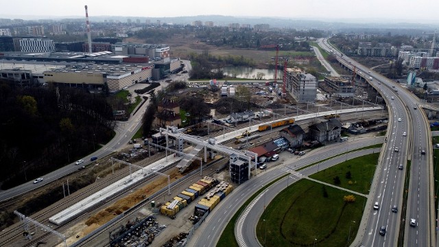 W ramach inwestycji na linii z Krakowa w kierunki Skawiny, prace toczą się m.in. na stacji Kraków Bonarka.- Dwa nowoczesne perony i kładka łącząca je z ul. Puszkarską i Tischnera. Tak będzie wyglądać nowa odsłona stacji kolejowej Kraków Bonarka - podkreślają kolejarze z PKP PLK.