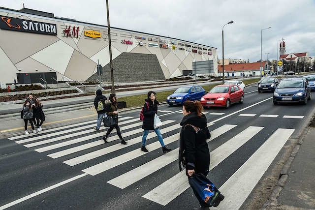 W ocenie drogowców, zarówno samo przejście przed Zielonymi Arkadami, jak odcinek przed pasami zostały prawidłowo oznakowane.