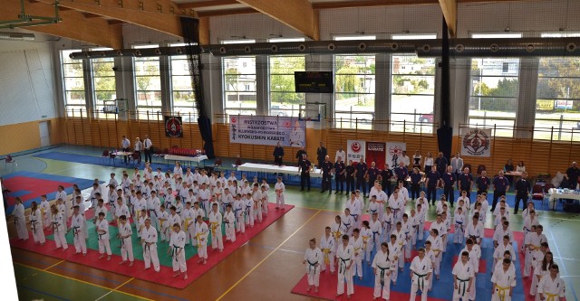 Sala Zespołu Szkół nr 16 w Bydgoszczy zapełniła młodymi karatekami.