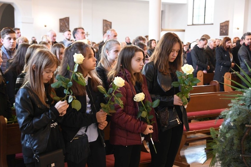Pogrzeb w Kielcach. Tłumy żegnały tragicznie zmarłą nauczycielkę Jolantę Ratusznik z włoszczowskiej "jedynki" [WIDEO, zdjęcia]