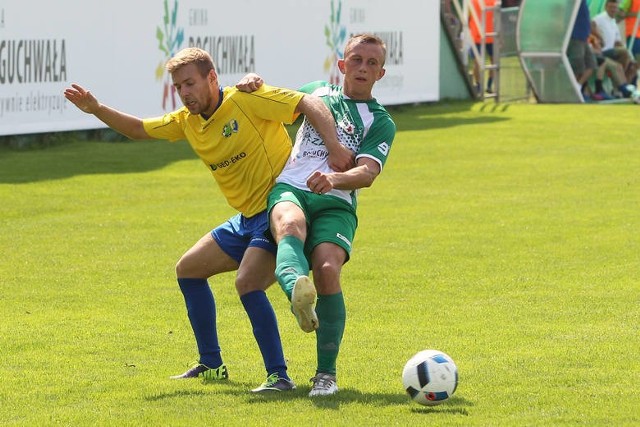 Marcin Brogowski (na zdj. w zielonym stroju) najprawdopodobniej nie będzie do dyspozycji trenera na początku rundy wiosennej