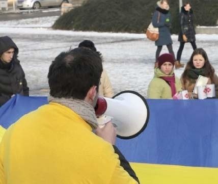 "Solidarni z Majdanem&#8221; podczas manifestacji w Szczecinie uczcili minutą ciszy ofiary starć z milicją i rozeszli się do domów.