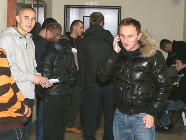 Piłkarze Radomiaka "okupowali&#8221; gabinet prezesa. Czekali na rozmowy z władzami klubu. Z lewej Marcin Sikorski, z prawej Cezary Czpak. 