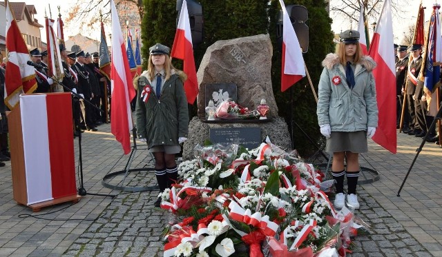 Wielką rocznicę odzyskania przez Polskę niepodległości obchodzono uroczyście we Włoszczowie na Placu Konstytucji 3 Maja przy Pomniku Niepodległości.